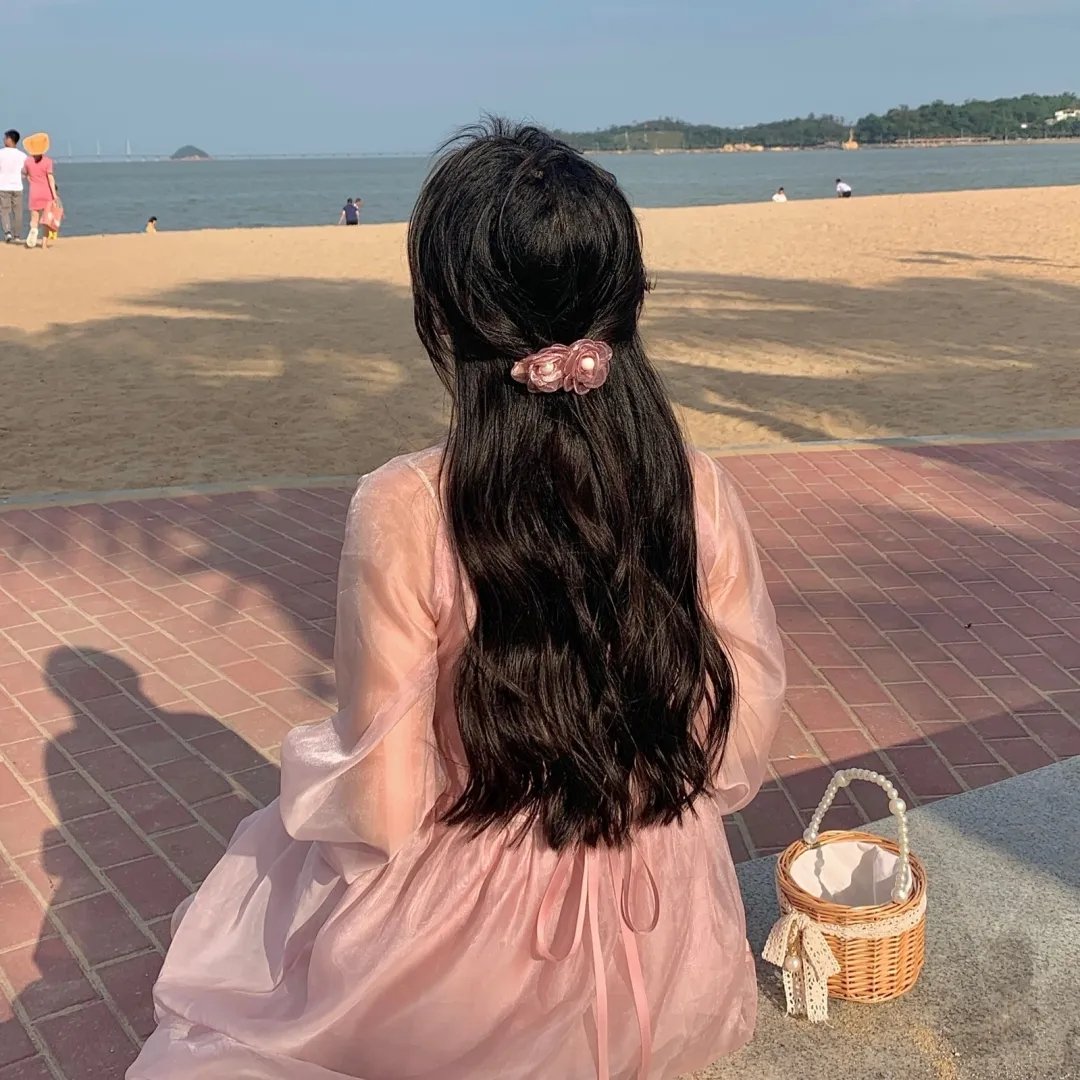 追梦的黎族女娃娃